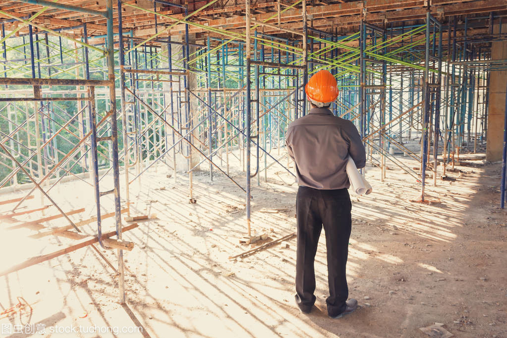 藍圖指引下的匠心筑造 復古效果中的建設工程施工